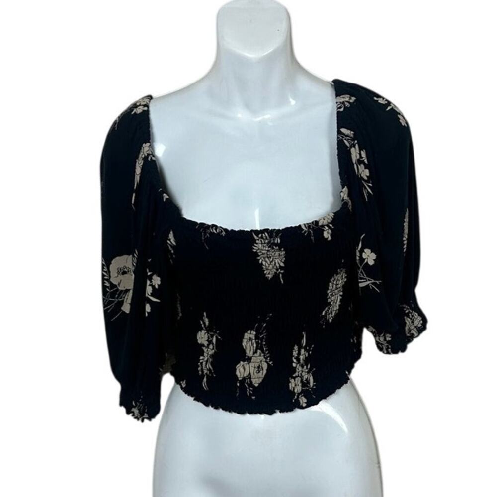 URBAN OUTFITTERS Giselle
Smocked Black Cropped Top Size. L